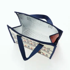 Kiki La Petite Sorciere - Fleurs Des Champs - Glacière 265x275x120mm 8 Kiki La Petite Sorciere - Fleurs Des Champs - Glacière 265x275x120mm -Magasin De Jouets kiki la petite sorciere fleurs des champs glaciere 265x275x120mm 63ec4add75923