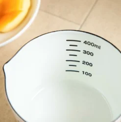 Studio Ghibli - Mon Voisin Totoro - Tasse à Mesurer En Email 450ml -Magasin De Jouets studio ghibli mon voisin totoro tasse a mesurer en email 450ml 63ec4abfd9e1e